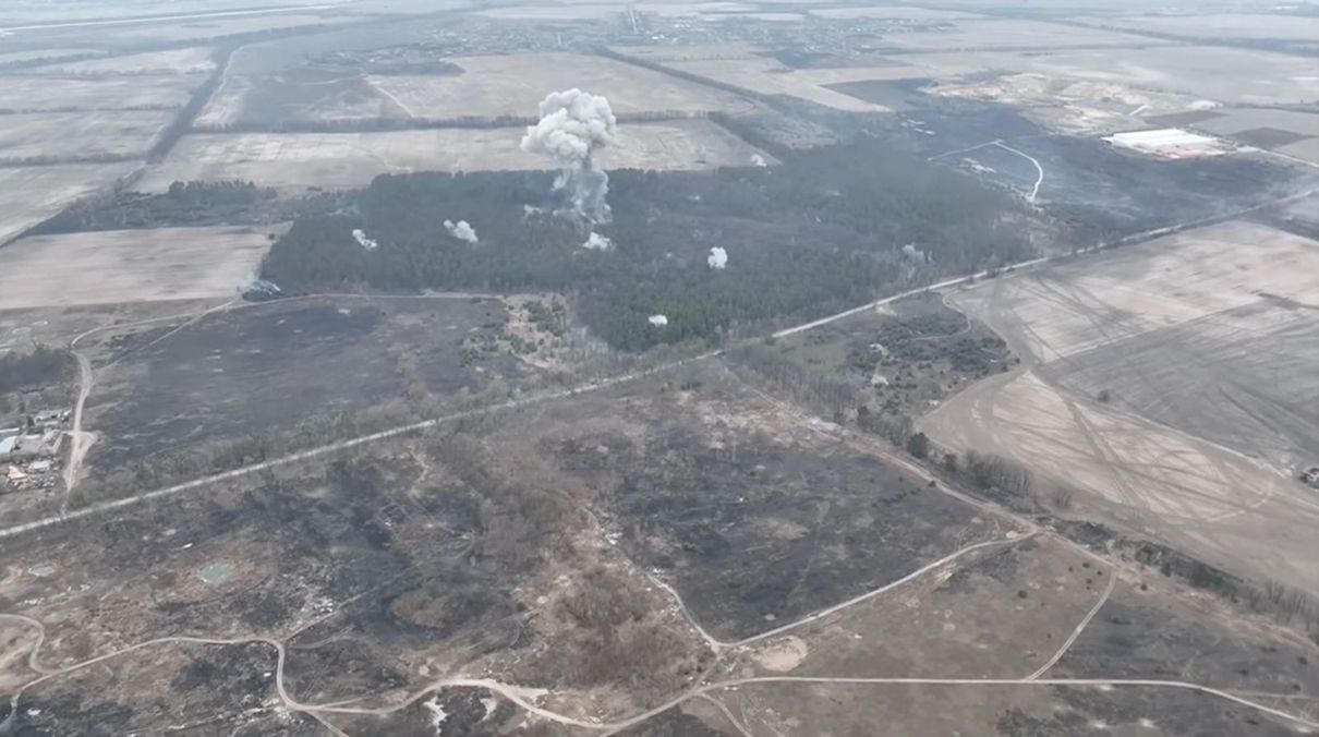 Обстрел украинских позиций в лесу в Мощуне Обстрел украинских позиций в лесу в Мощуне