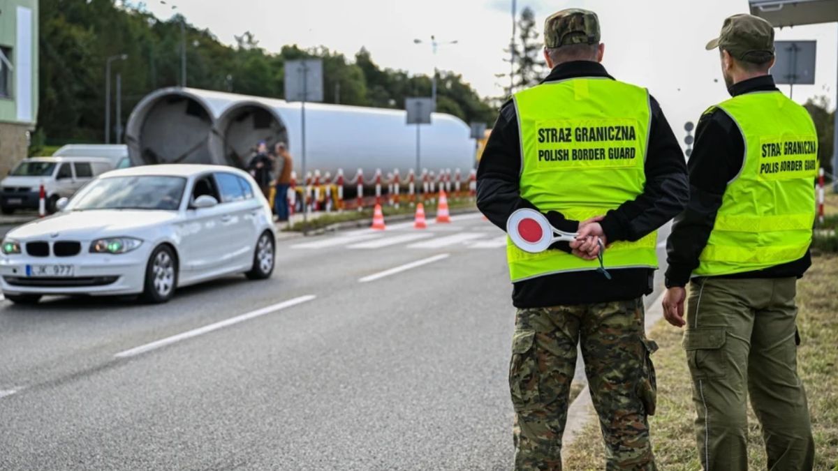 В Польше остановили автобус, в котором ехали 12 россиян В Польше остановили автобус, в котором ехали 12 россиян