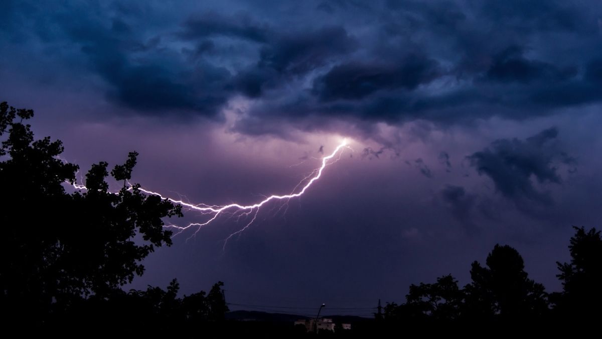 Апрель с сюрпризами: в ближайшие дни грозы и штормовой ветер пройдутся по Украине - 24 Канал