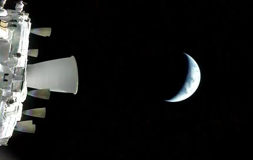 Вид на Землю з бортової камери корабля Orion Вид на Землю з бортової камери корабля Orion