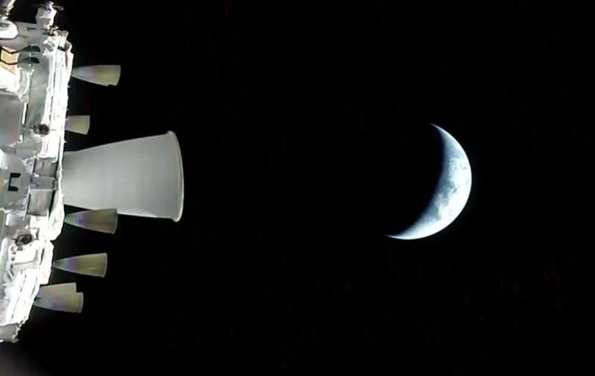 Вид на Землю з бортової камери корабля Orion