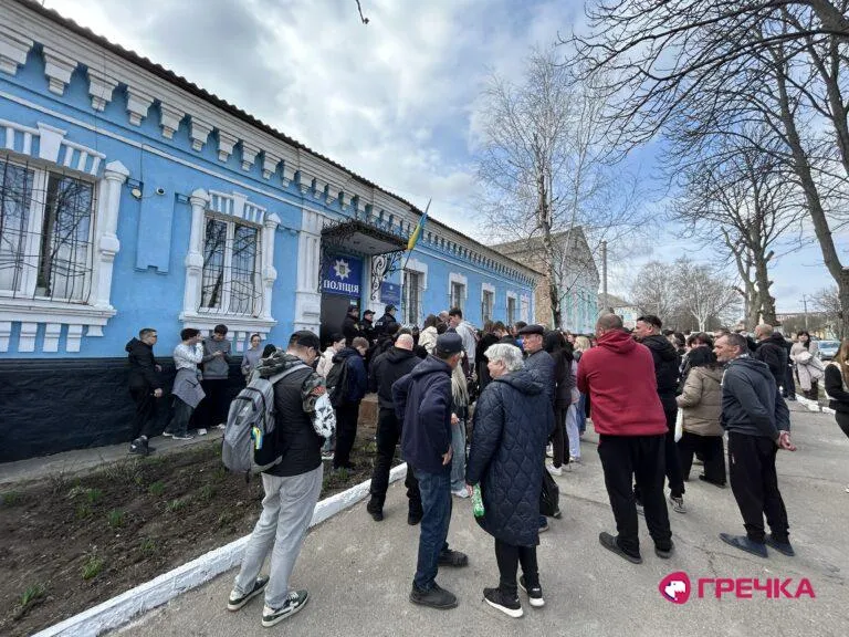 Митинг возле полиции Митинг возле полиции