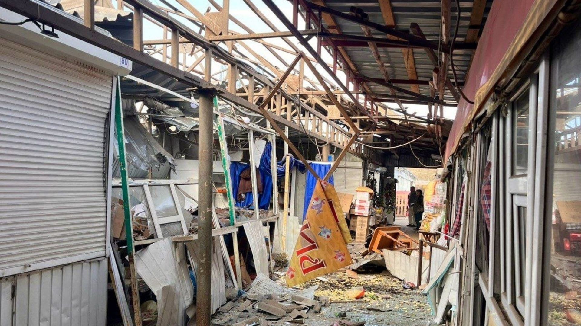 Росіяни цинічно вдарили по ринку у Нікополі: багато постраждалих Росіяни цинічно вдарили по ринку у Нікополі: багато постраждалих