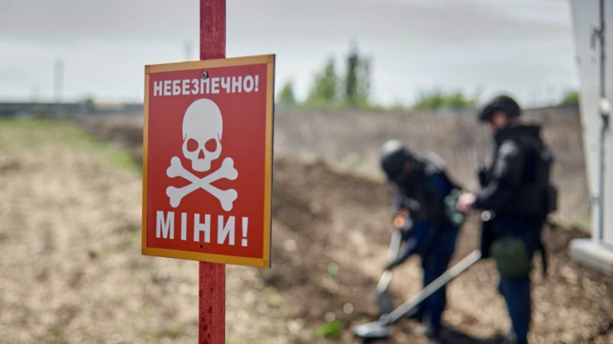 Россияне активно минируют дороги в Украине на глубину 10 – 20 километров, – "Флеш" - 24 Канал