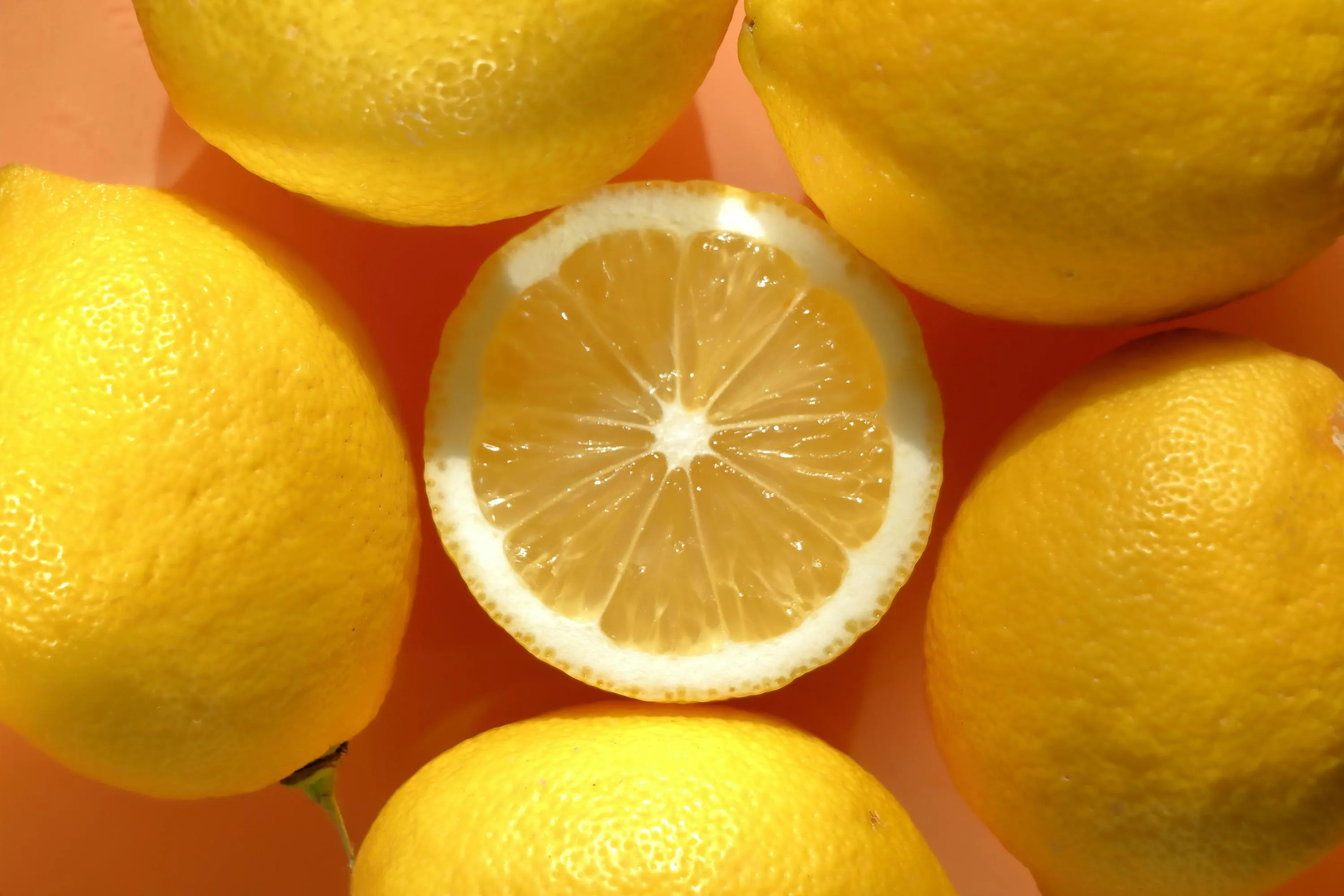 Лимон з лавровим листком наповнює простір приємним ароматом / Фото Pexels