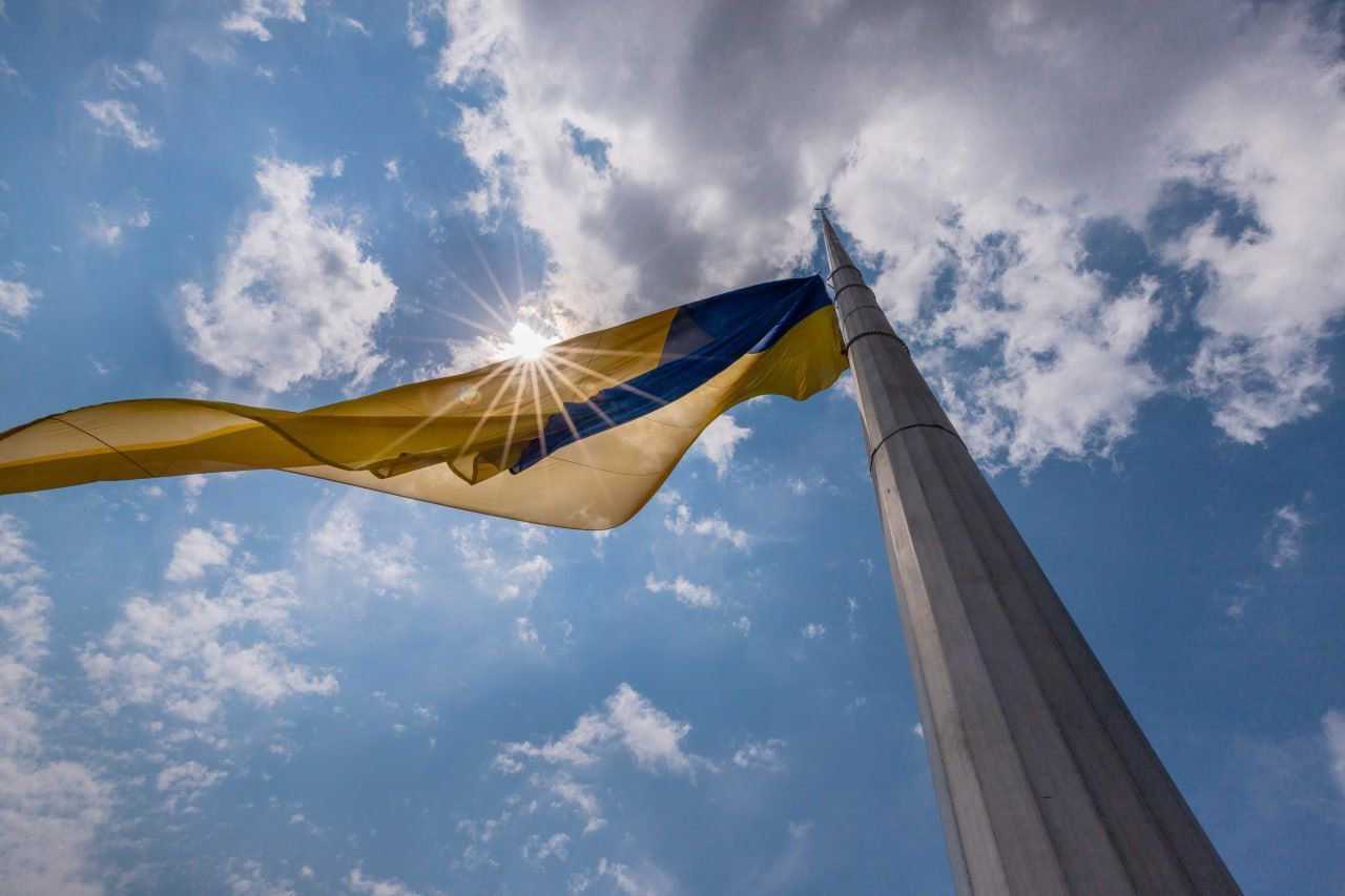 В Киеве опустили главный флаг Украины: что произошло - Киев