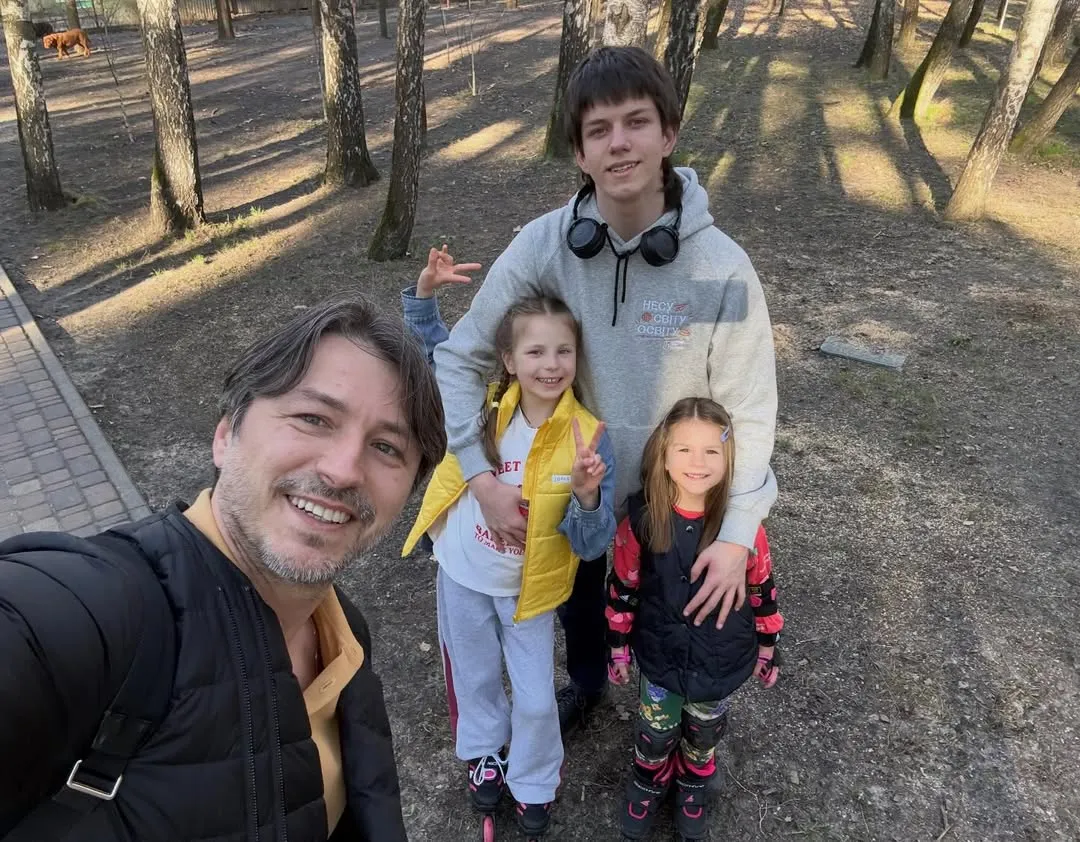 Сергій Притула з сином і доньками