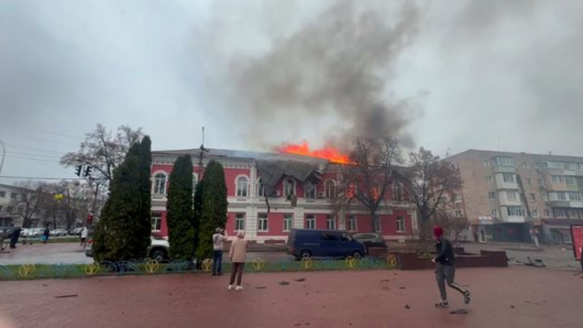 Горит здание горсовета: российские войска атаковали центр Прилук на Черниговщине - 24 Канал