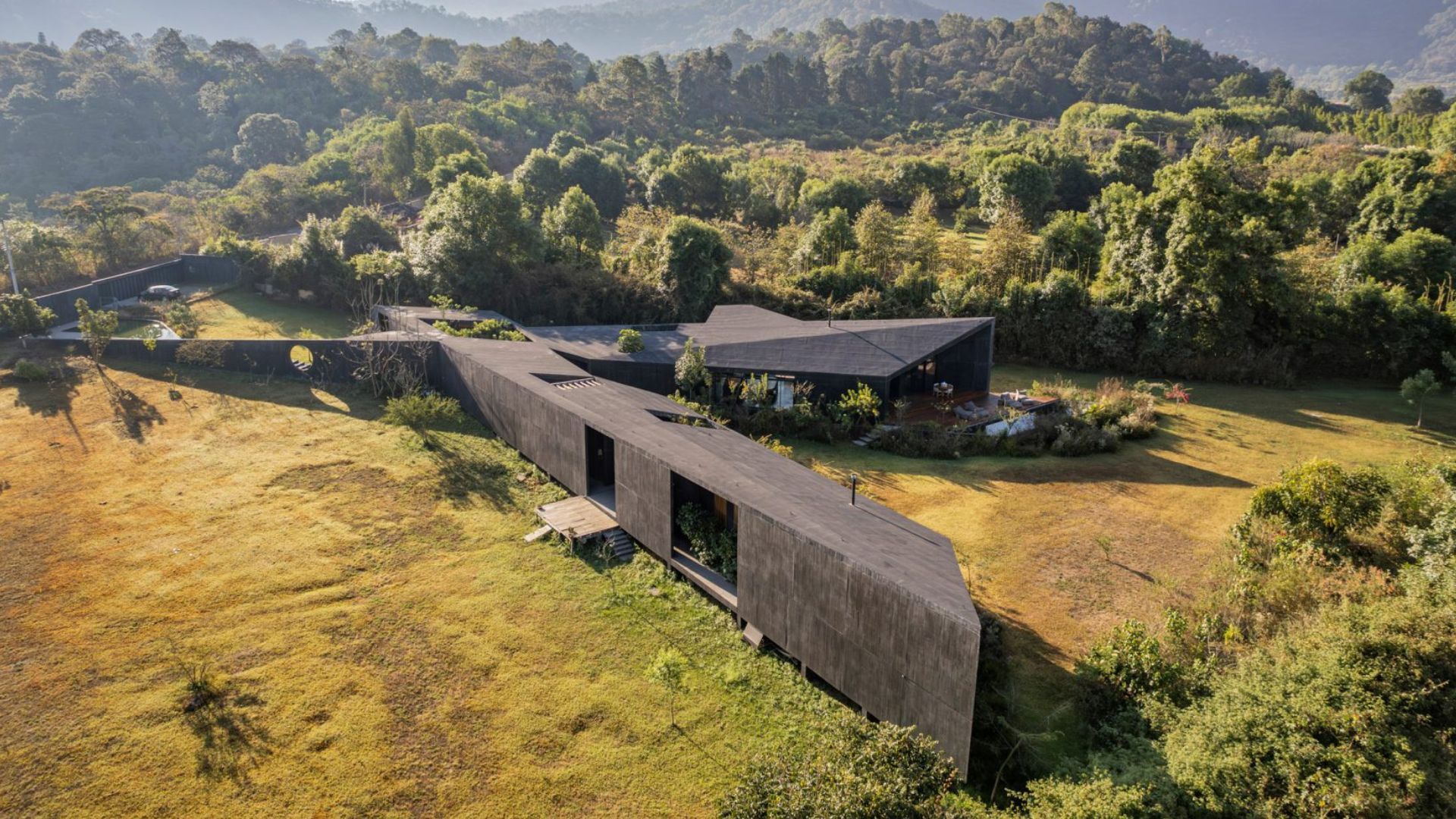 В Мексике спрятали черный дом среди деревьев