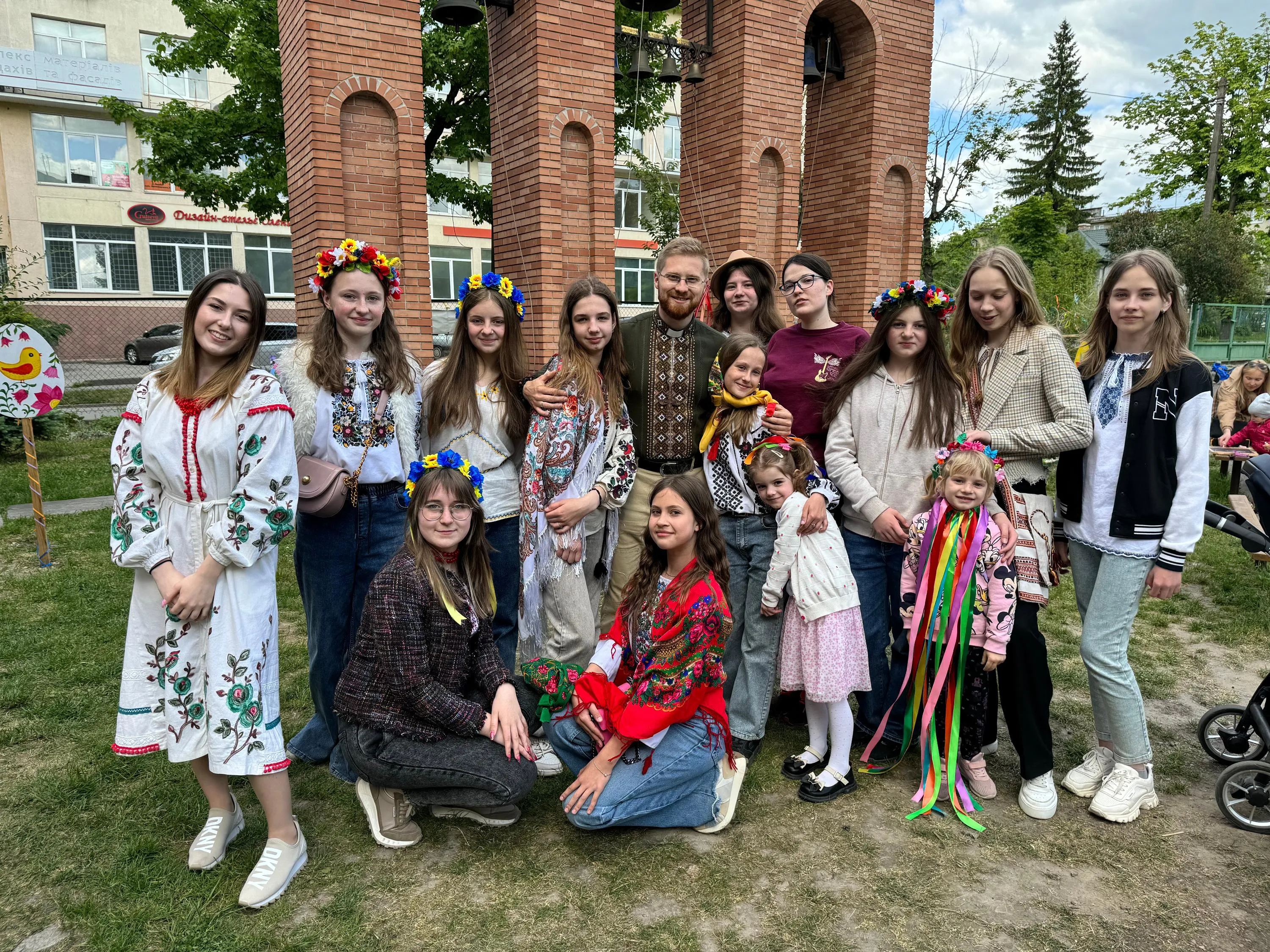  Отец с прихожанами на Пасху