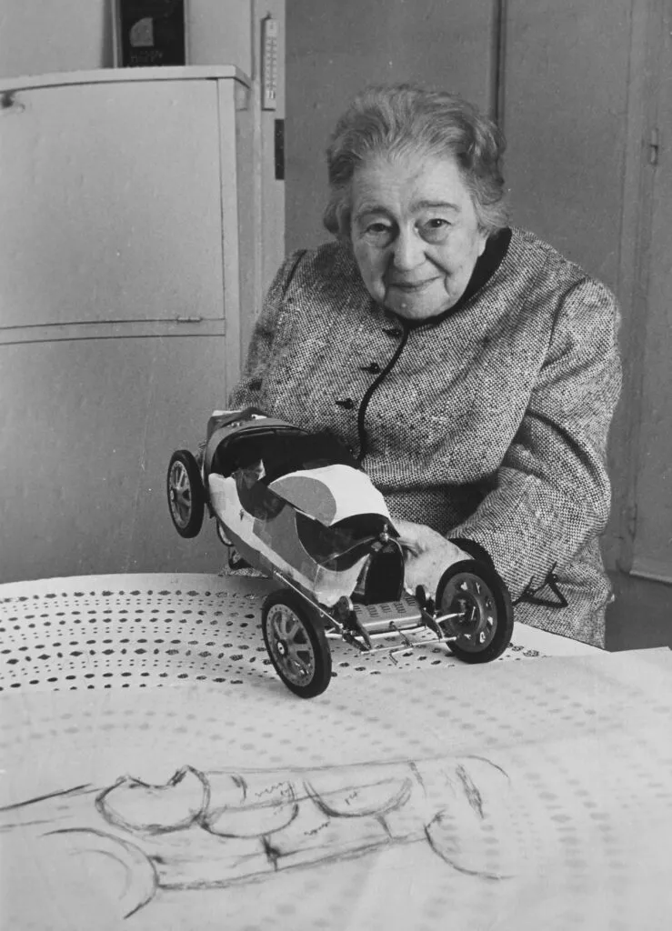 Соня Делоне в 1973 році зі своєю моделлю макета її дизайну Bugatti T35, проданою на благодійність / фото The Vintagent