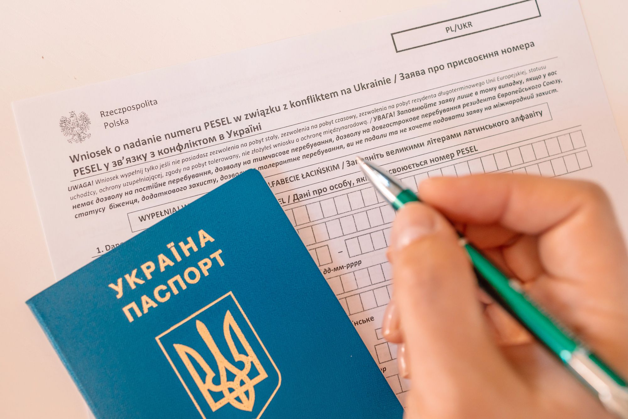 Украинцы должны иметь непрерывный статус UKR, чтобы получить карту CUKR Украинцы должны иметь непрерывный статус UKR, чтобы получить карту CUKR