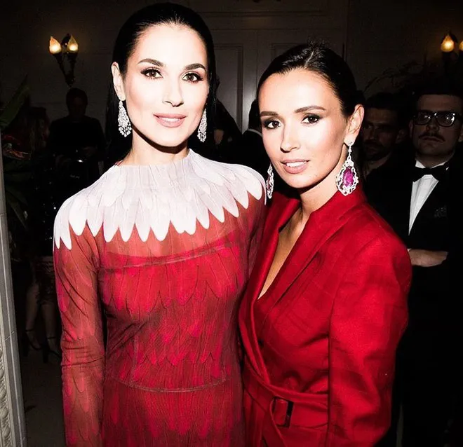 Маша Ефросинина с сестрой Лизой с сестрой Лизой 