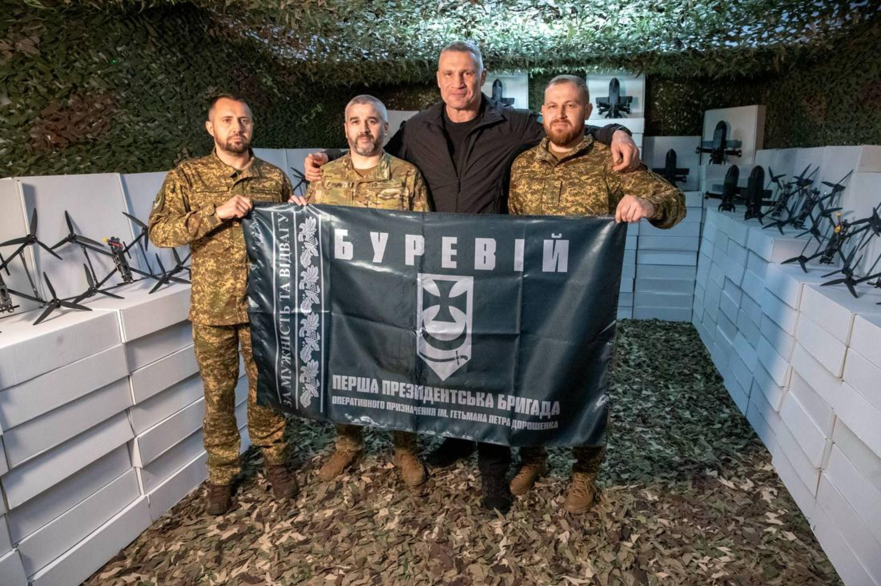 Виталий Кличко и военные из "Буревію" Виталий Кличко и военные из "Буревію"