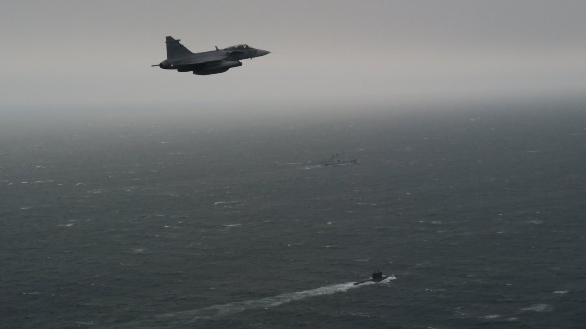 Шведский истребитель преследует российскую субмарину