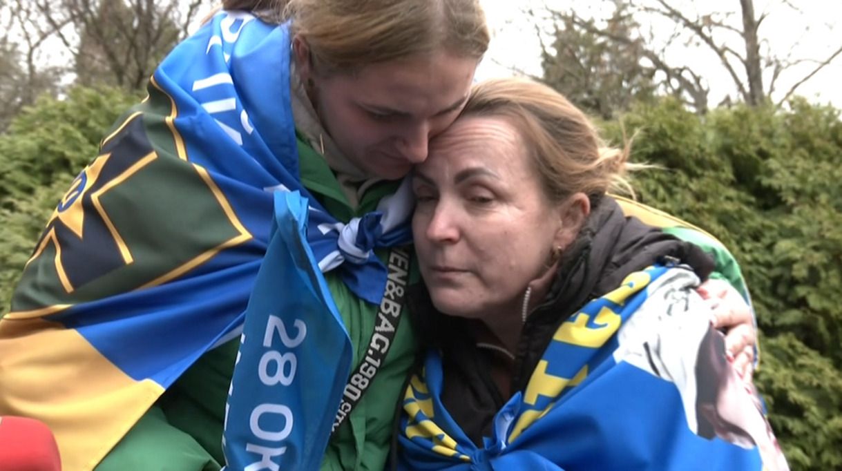 Матір дочекалась сина з полону Матір дочекалась сина з полону