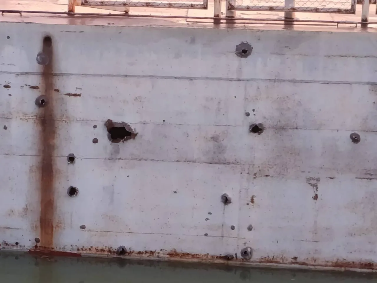 Поврежденое судно во время атаки / Фото из телеграмм-канала Алексея Кулебы