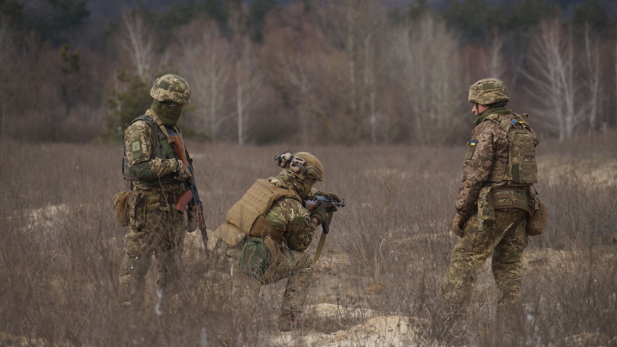 Украинский военный с оружием в руках