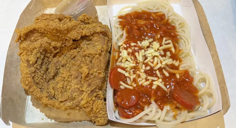 Спагетти McSpaghetti и жареной курицей Chicken McDo / фото Reddit