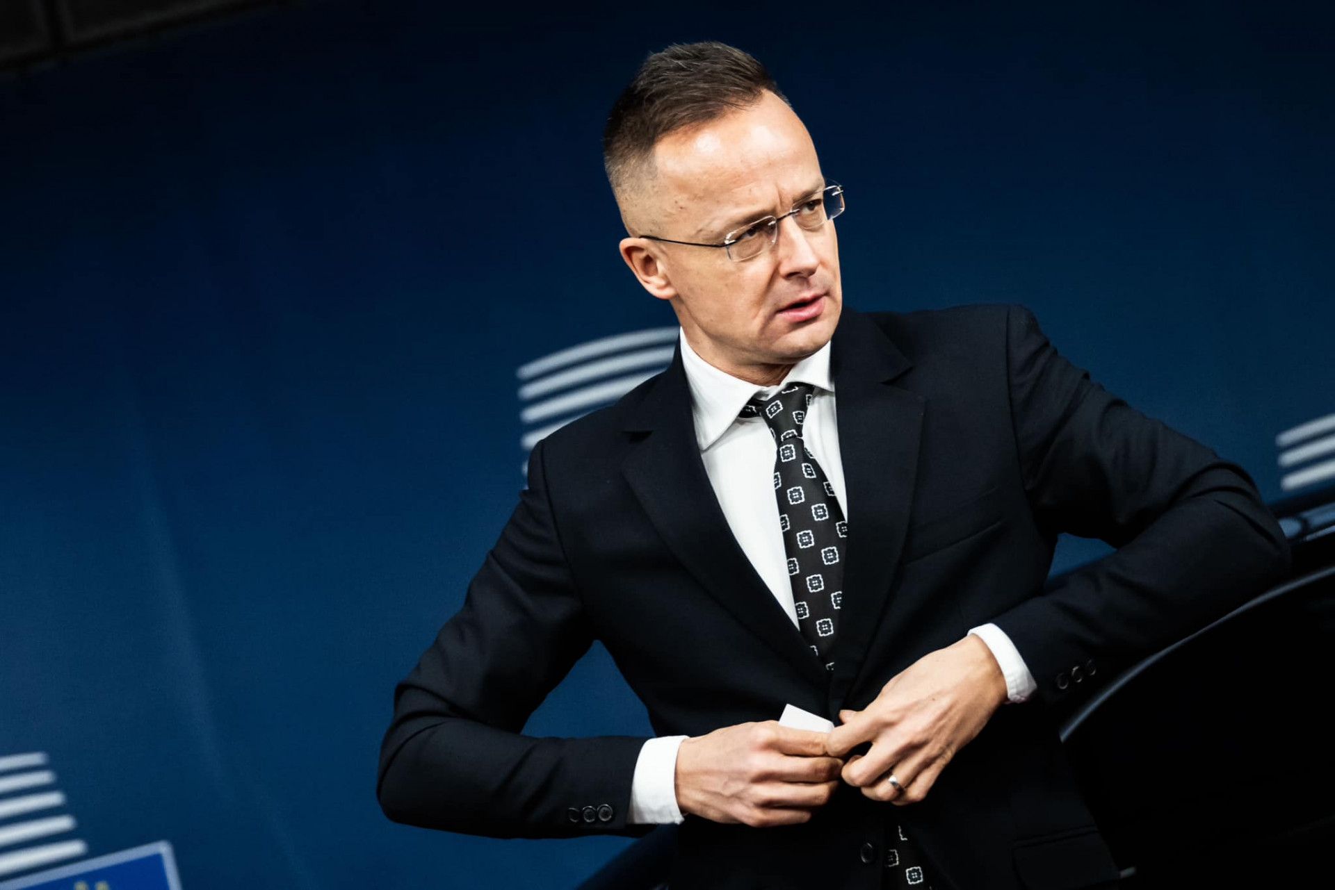 Петер Сийярто уничтожал документы после поражения Виктора Орбана