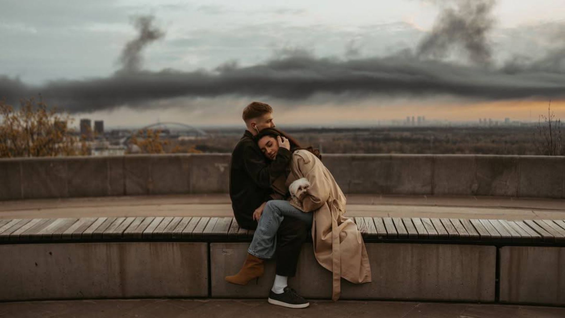У Києві фотосесію довелося робити на тлі диму від обстрілів У Києві фотосесію довелося робити на тлі диму від обстрілів