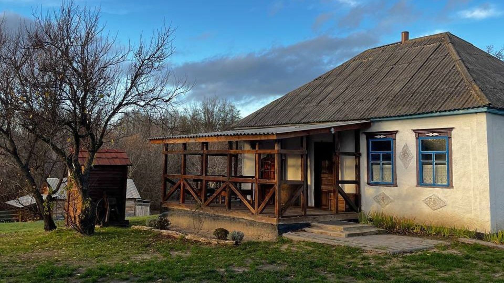 На Черкащині жінка відновлює старі мазанки