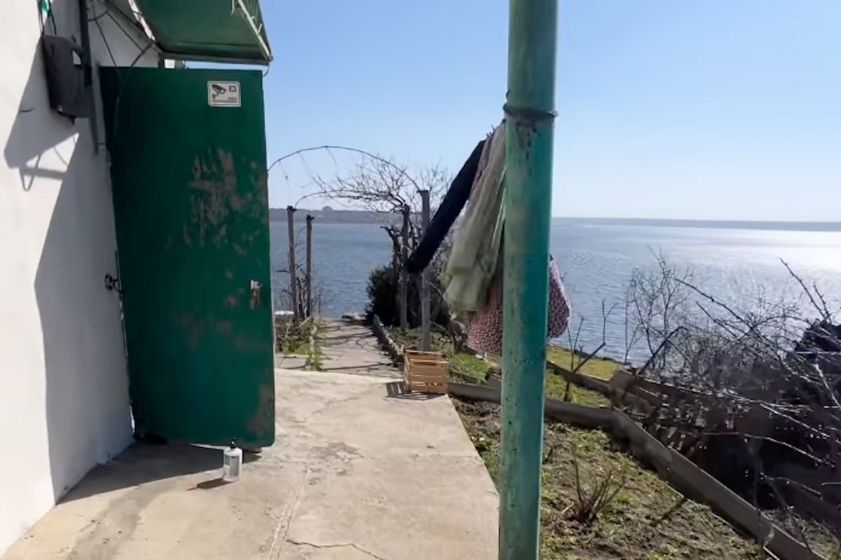 Чоловік купив будинок за 1 000 доларів біля річки