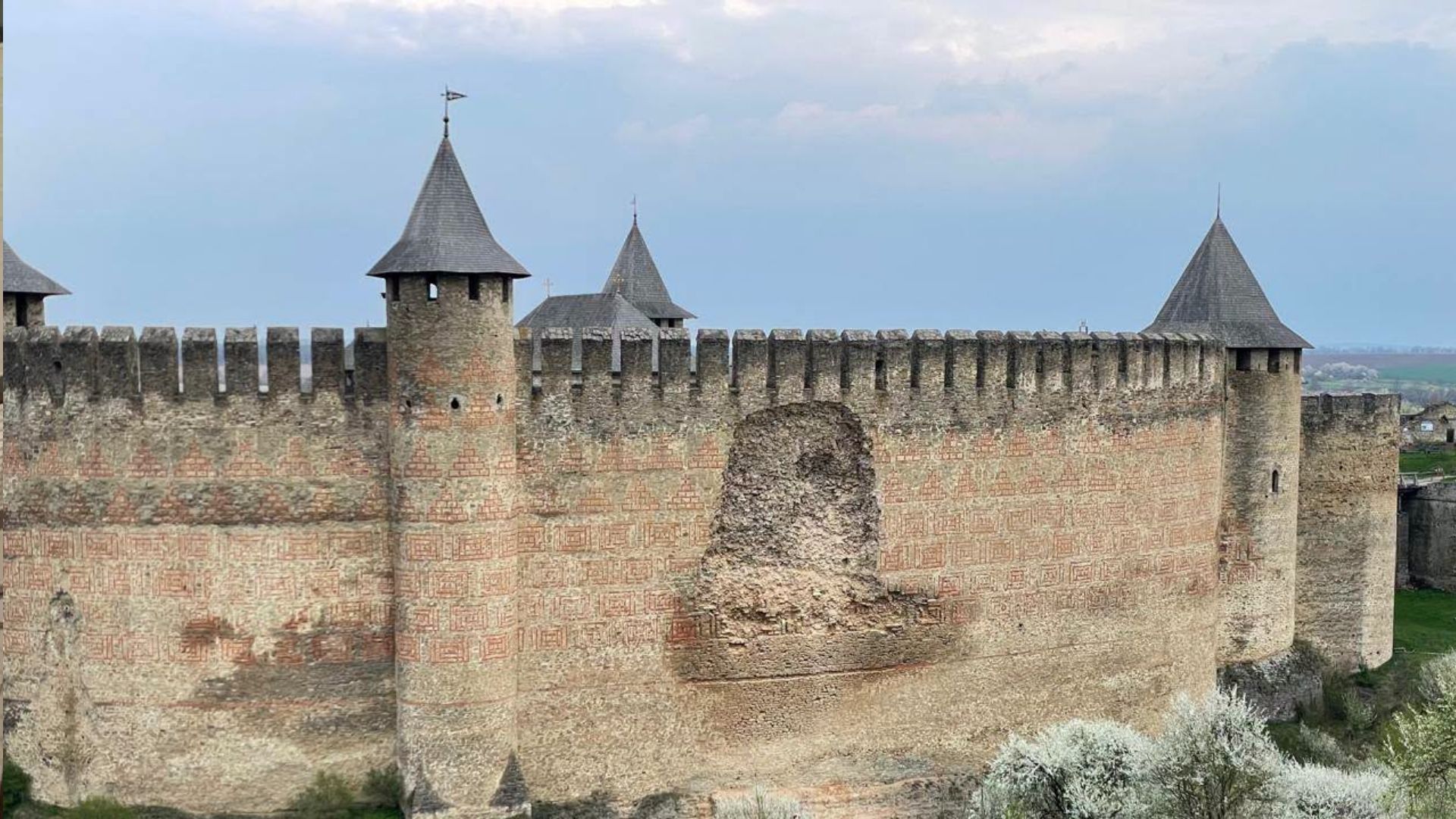 В известной крепости на Буковине обвалилась стена в известной крепости на Буковине