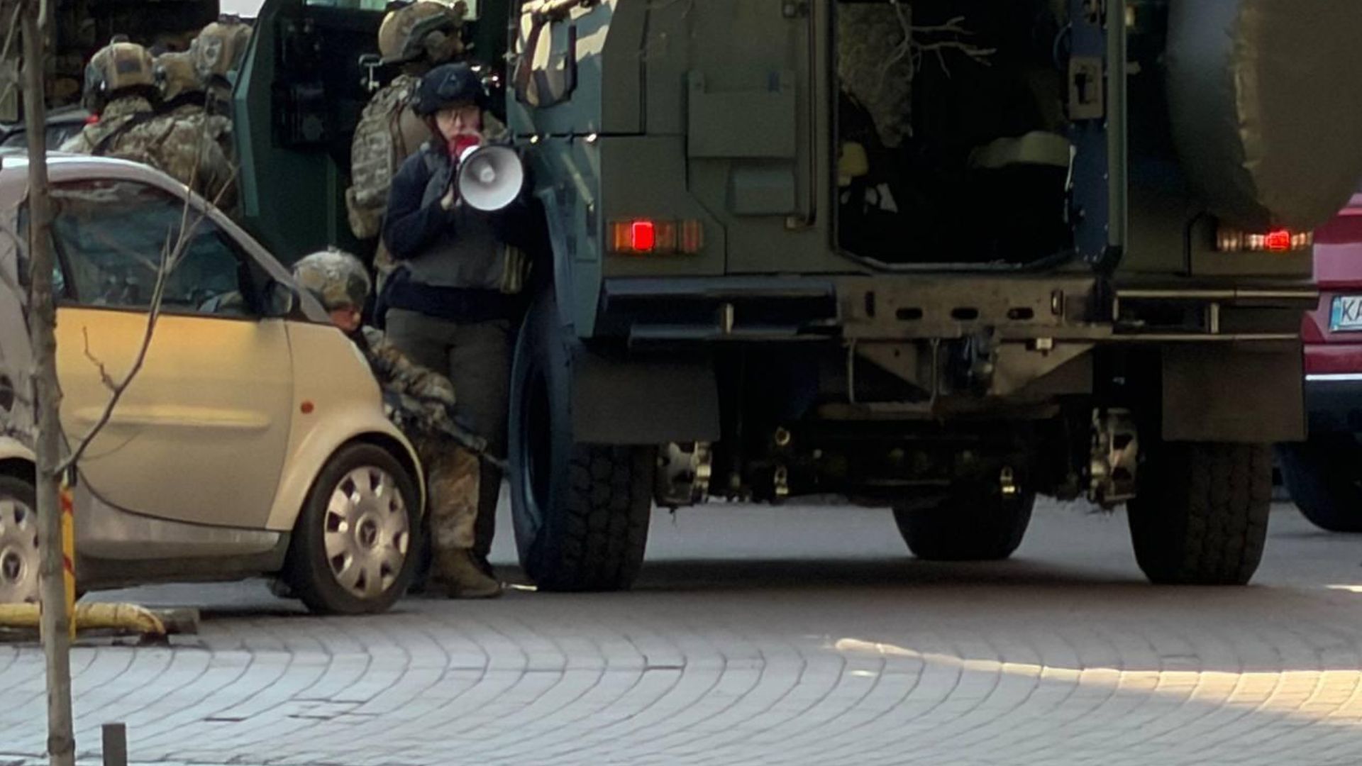 Полиция ведет переговоры