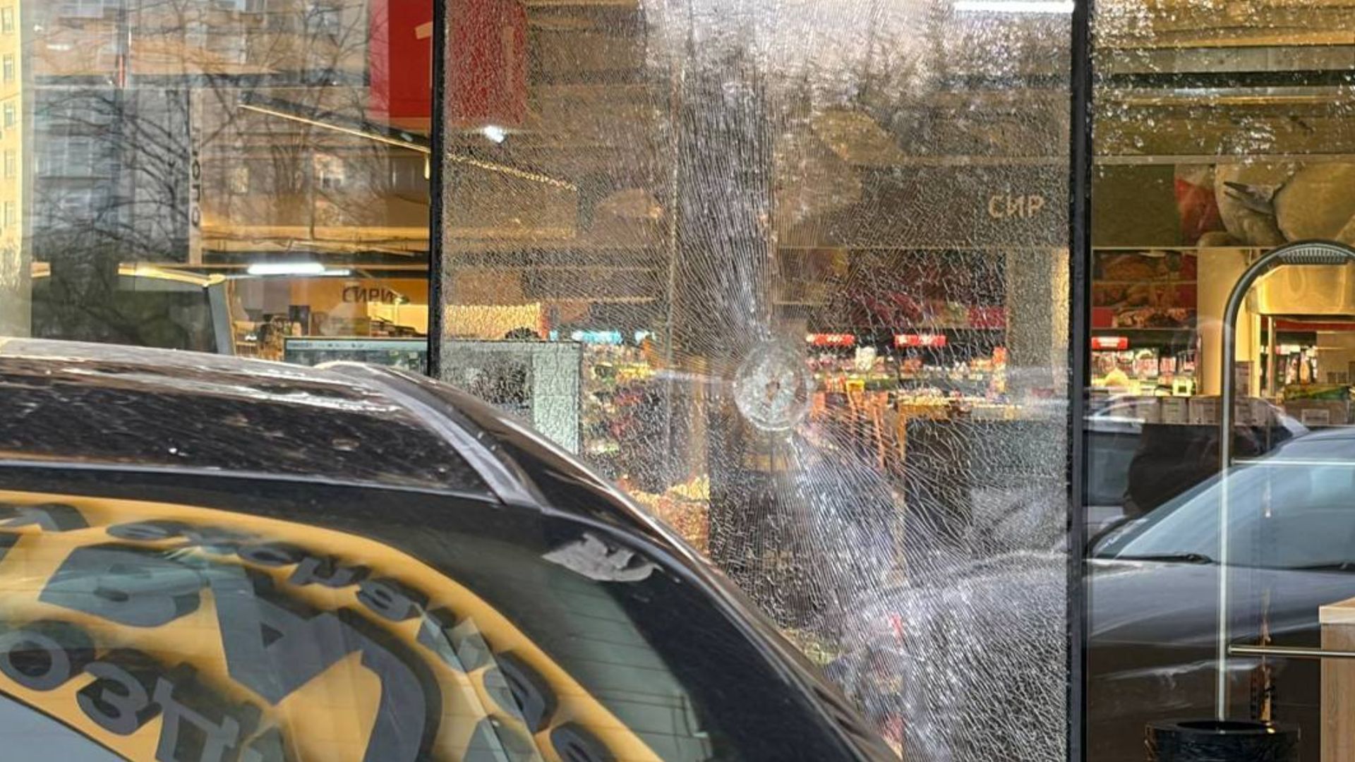 Отвір від кулі на місці злочину