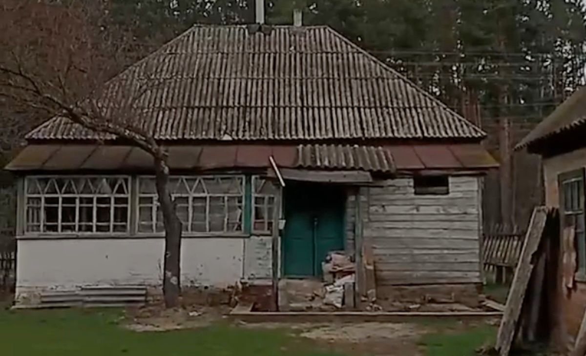 Как изменилась старая глиняная хата возле леса Как изменилась старая глиняная хата возле леса