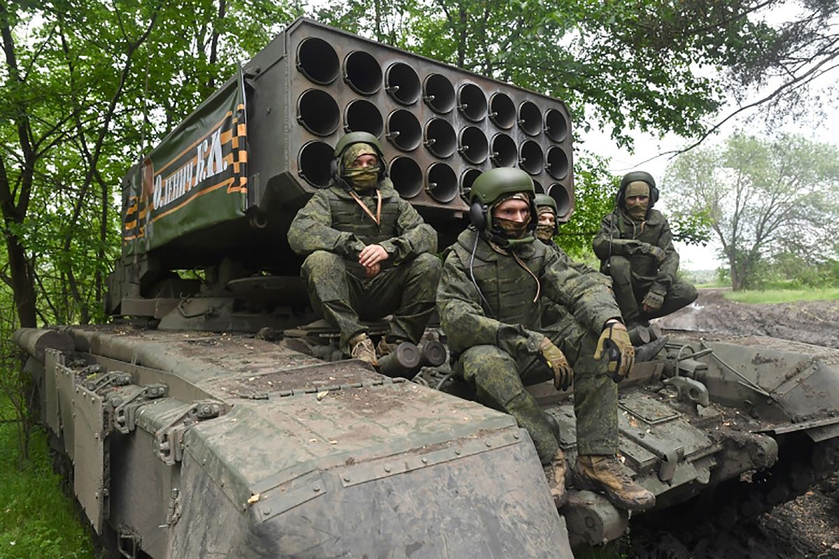 Российские оккупанты с оружием в руках