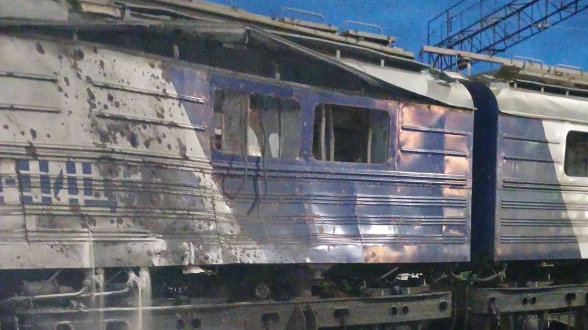 Ворожий дрон вдарив між коліями біля вантажного локомотива