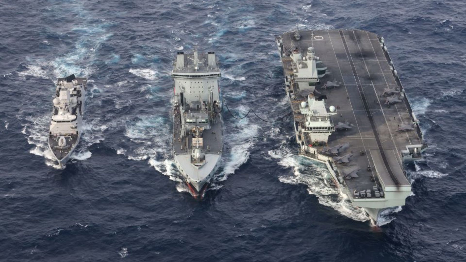 Фрегат Evertsen (зліва) супроводжує авіаносець Queen Elizabeth ВМС Британії Фрегат Evertsen (зліва) супроводжує авіаносець Queen Elizabeth ВМС Британії