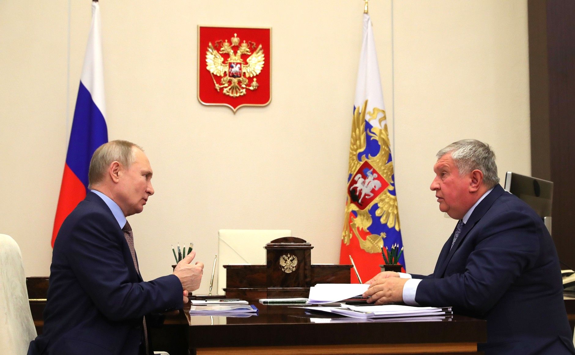 Російський диктатор Путін, голова "Роснєфть" Сєчин Російський диктатор Путін, голова "Роснєфть" Сєчин