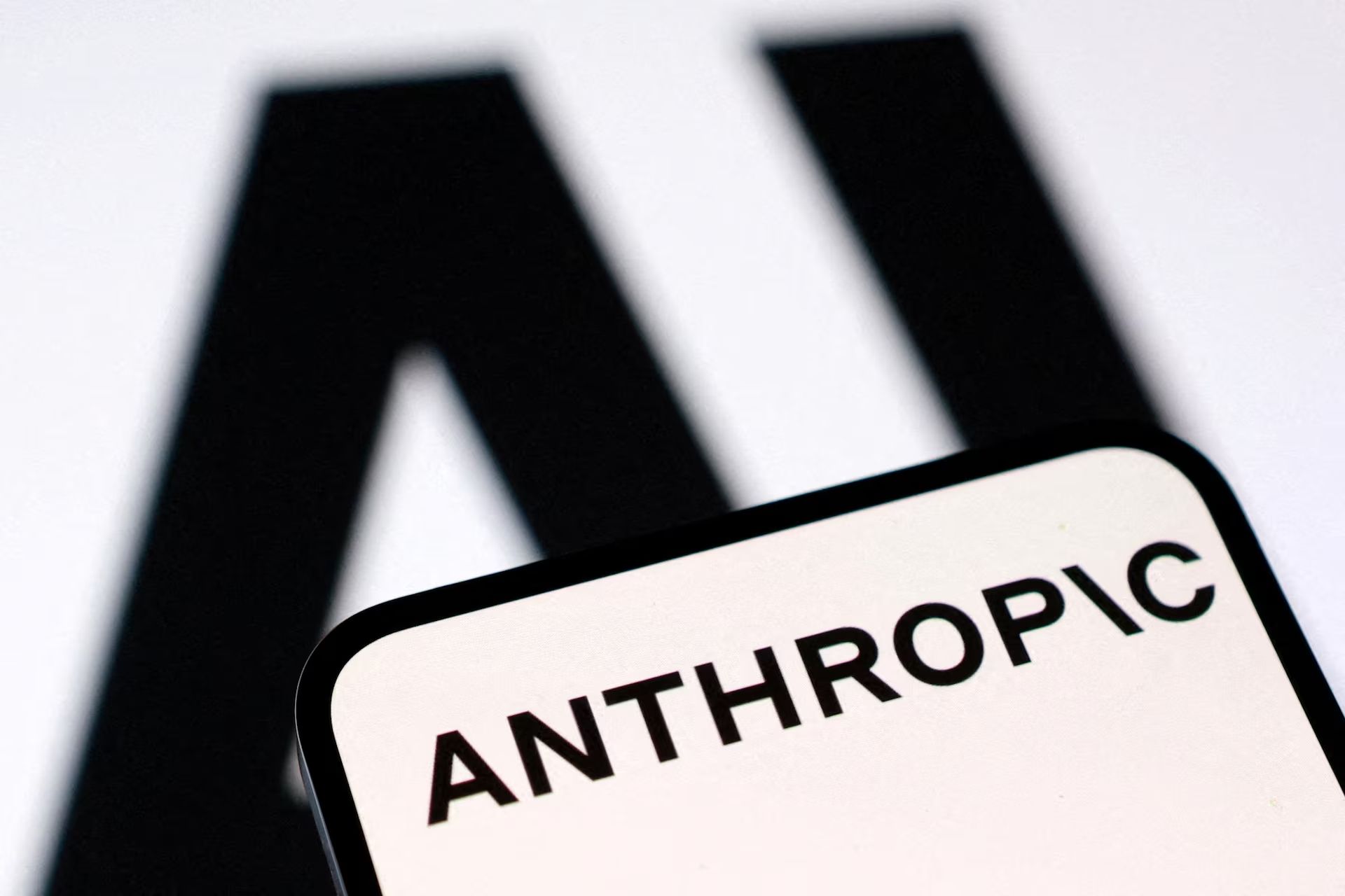 Скандал вокруг Anthropic – секретную AI-модель могли взломать - Техно Скандал вокруг Anthropic – секретную AI-модель могли взломать - Техно