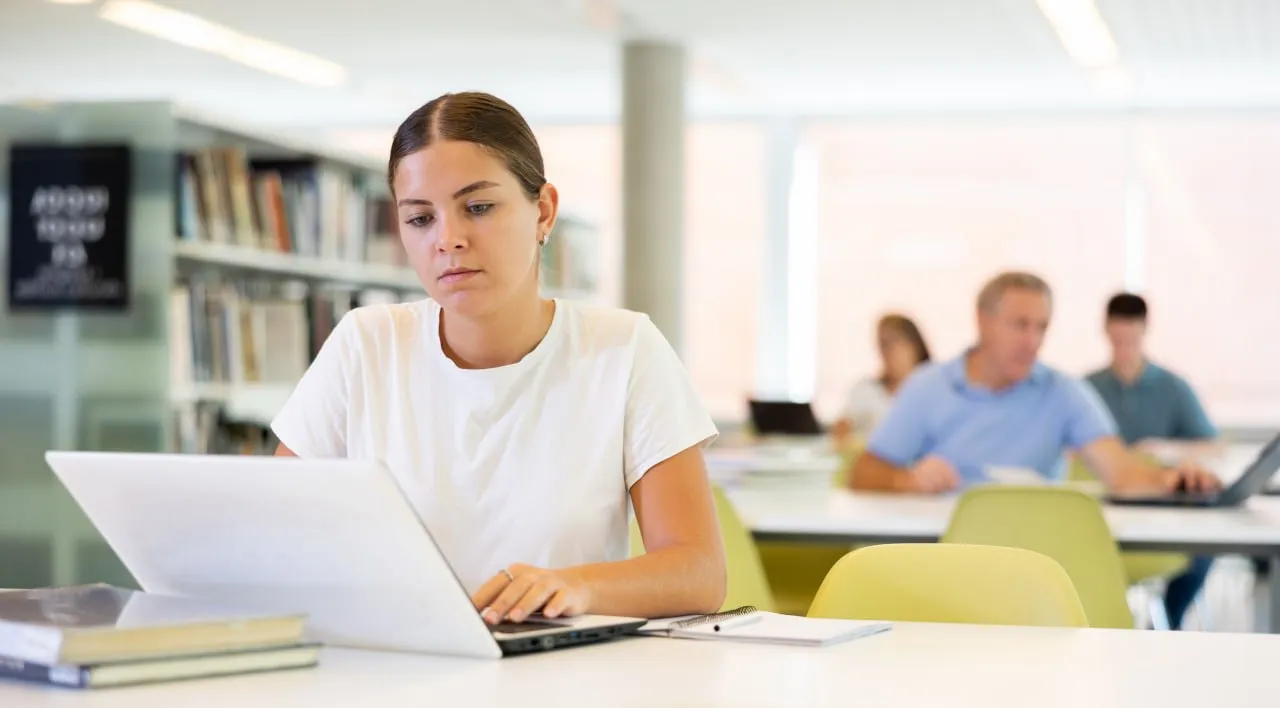 Жінка за навчанням