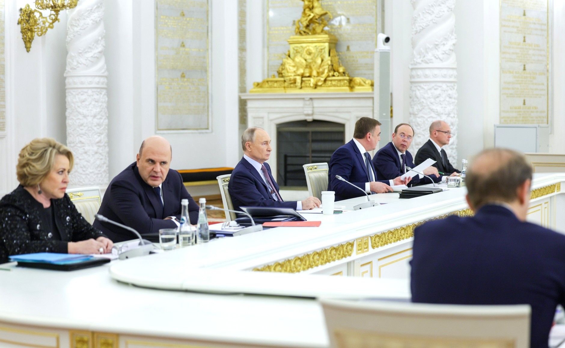 Путин проводит совещание в Кремле с российскими министрами