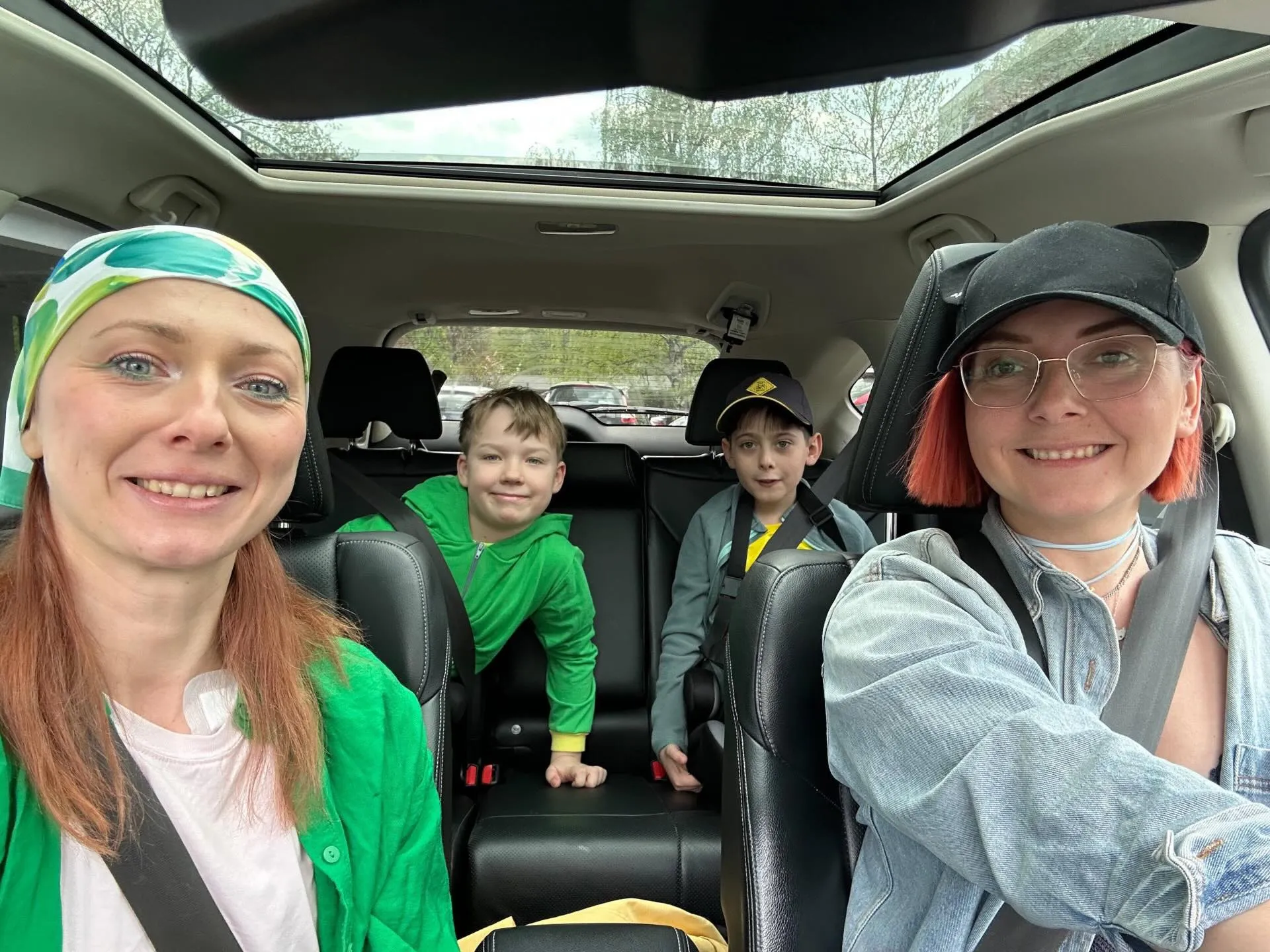 Олена, Оля та їх діти / фото olena.zviahintseva