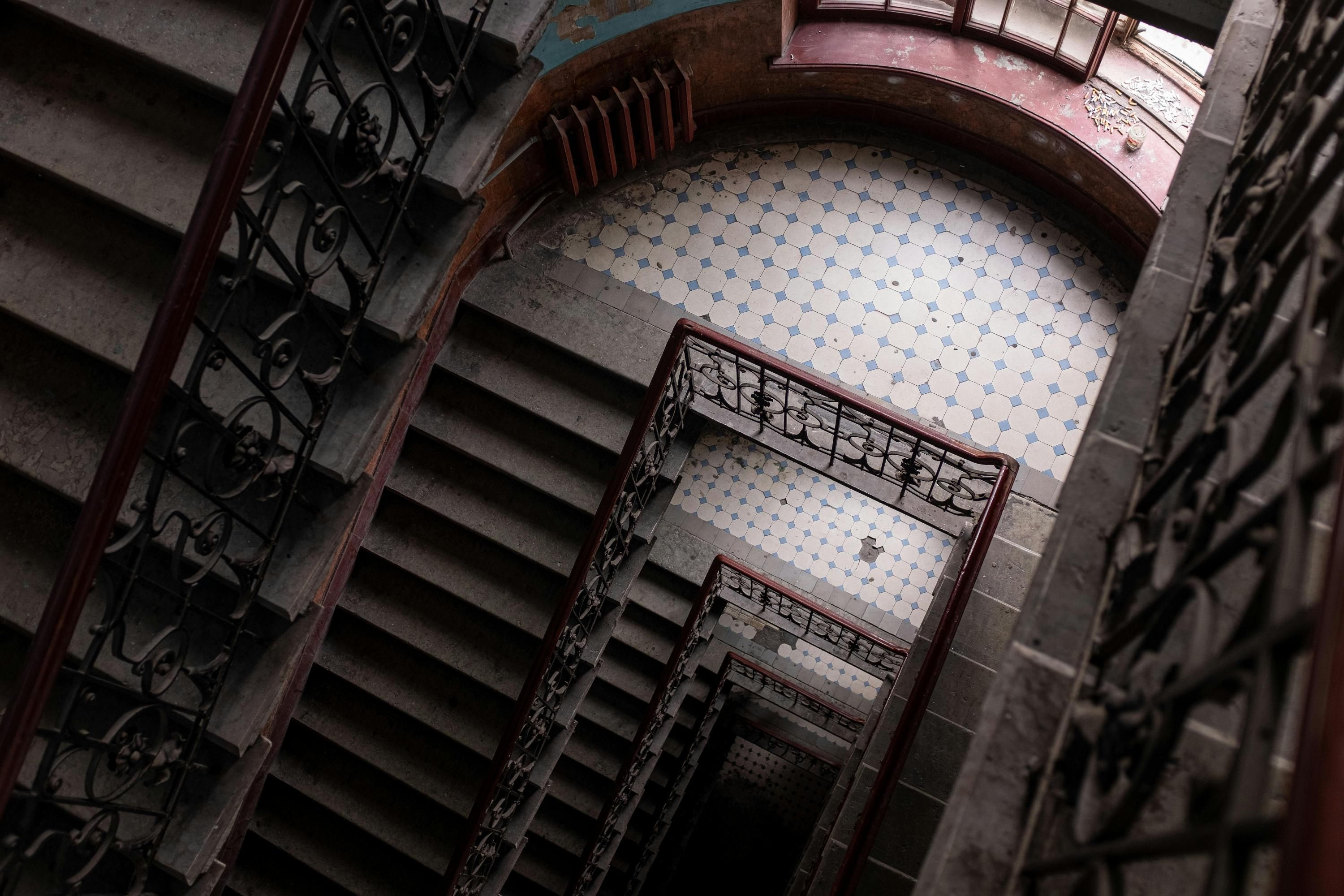 Почему в советских подъездах перила слева Почему в советских подъездах перила слева