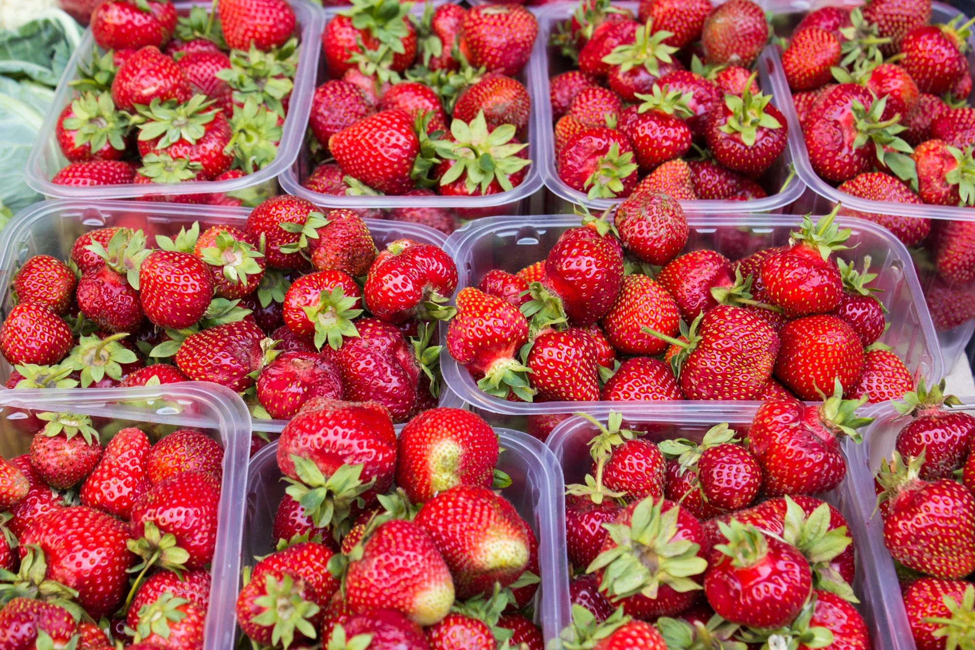 Полуниця дешевшає