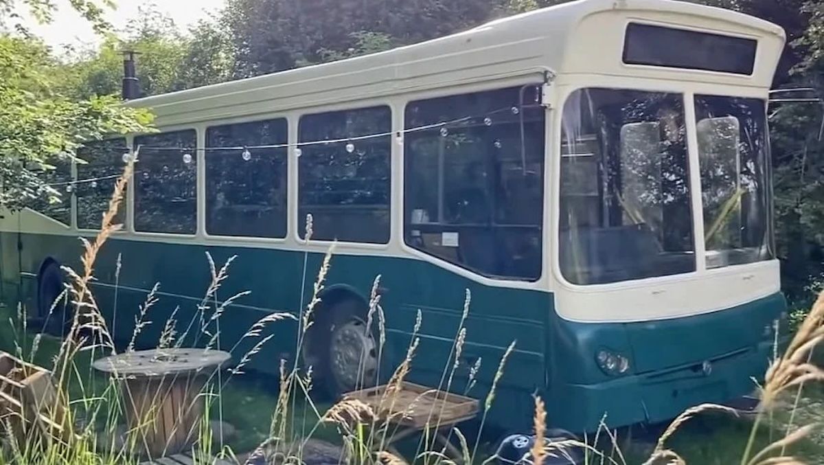 Пара перетворила старий автобус у будинок Пара перетворила старий автобус у будинок
