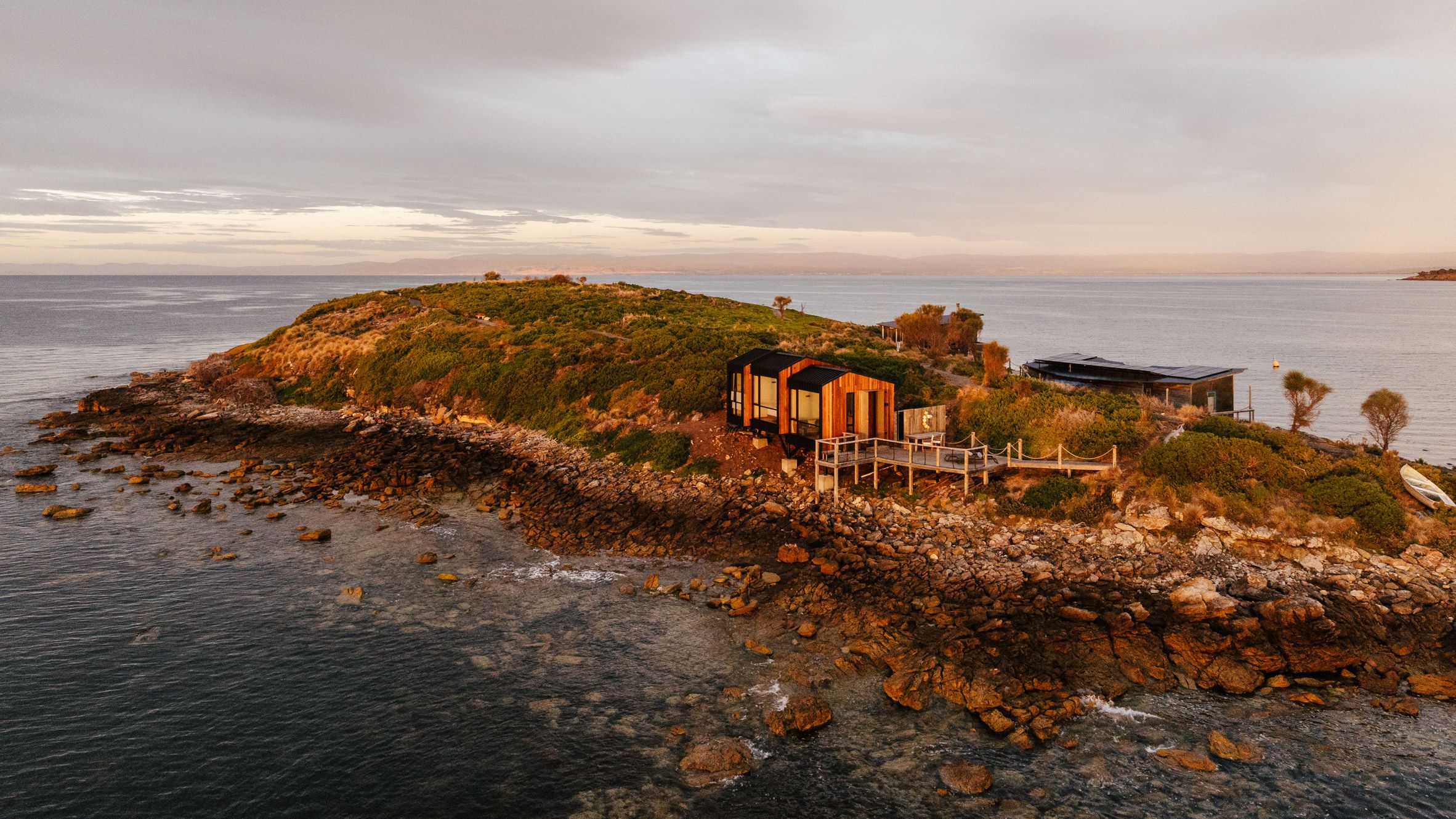 Будинок на острові серед пінгвінів Будинок на острові серед пінгвінів