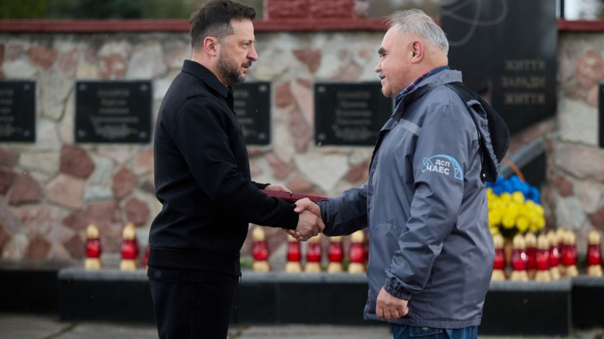 Зеленський відзначив державними нагородами ліквідаторів аварії на ЧАЕС та працівників, які забезпечують роботу станції під час війни