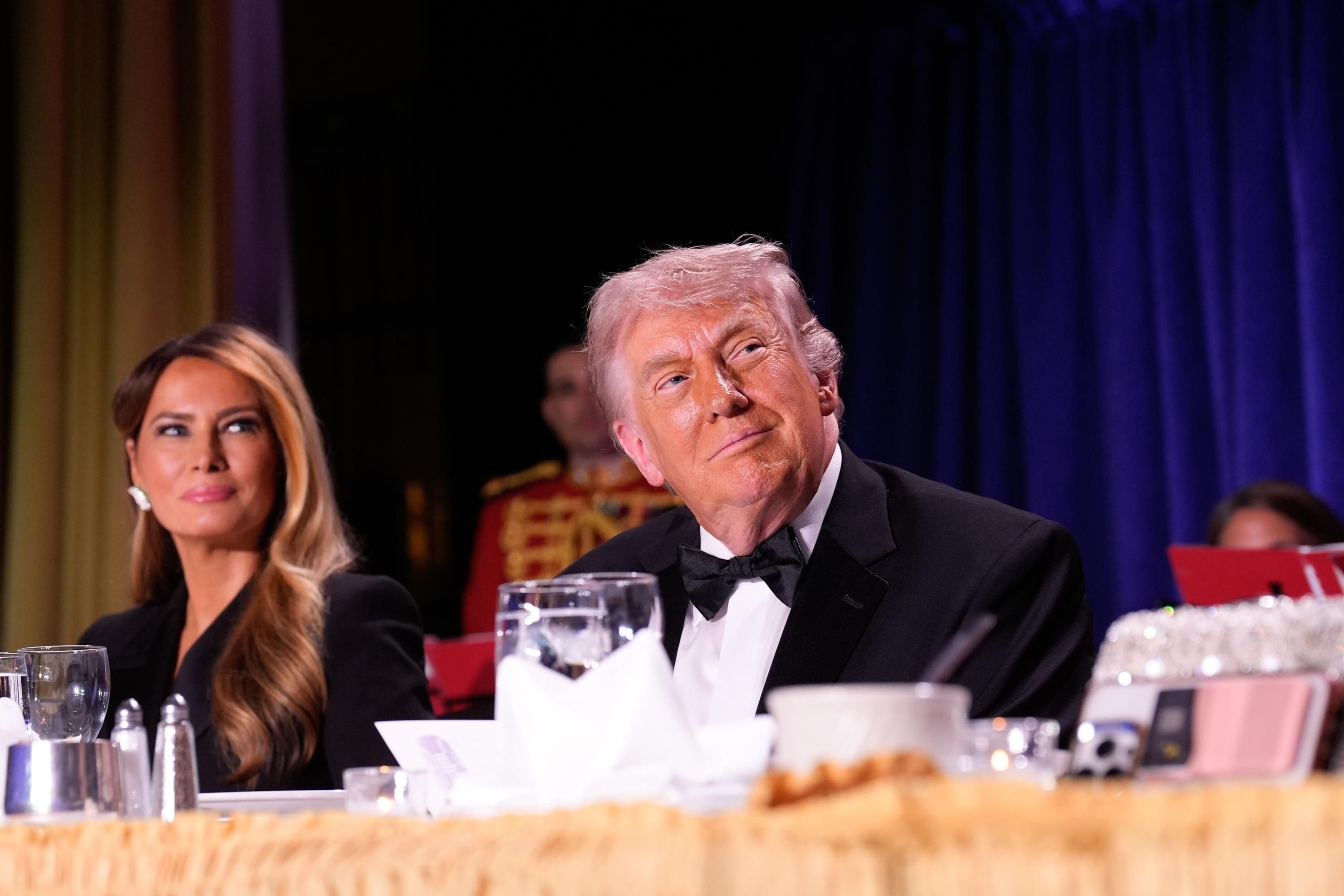 Эвакуация Трампа во время стрельбы в отеле задержалась, потому что ему было интересно, что происходит Эвакуация Трампа во время стрельбы в отеле задержалась, потому что ему было интересно, что происходит