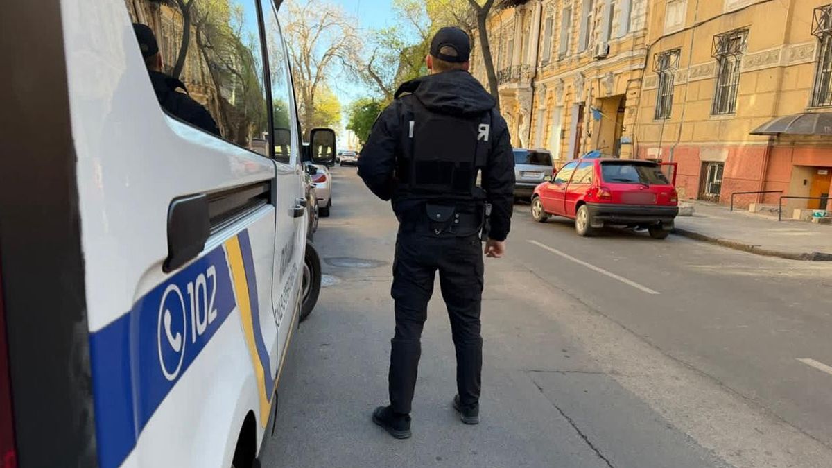 В Одесі затримали автівку з фейковими "дипномерами" посольства США В Одесі затримали автівку з фейковими "дипномерами" посольства США