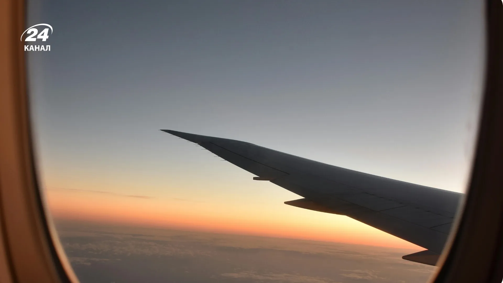 Шторки під час зльоту та посадки вночі повинні бути відкриті / фото Canva