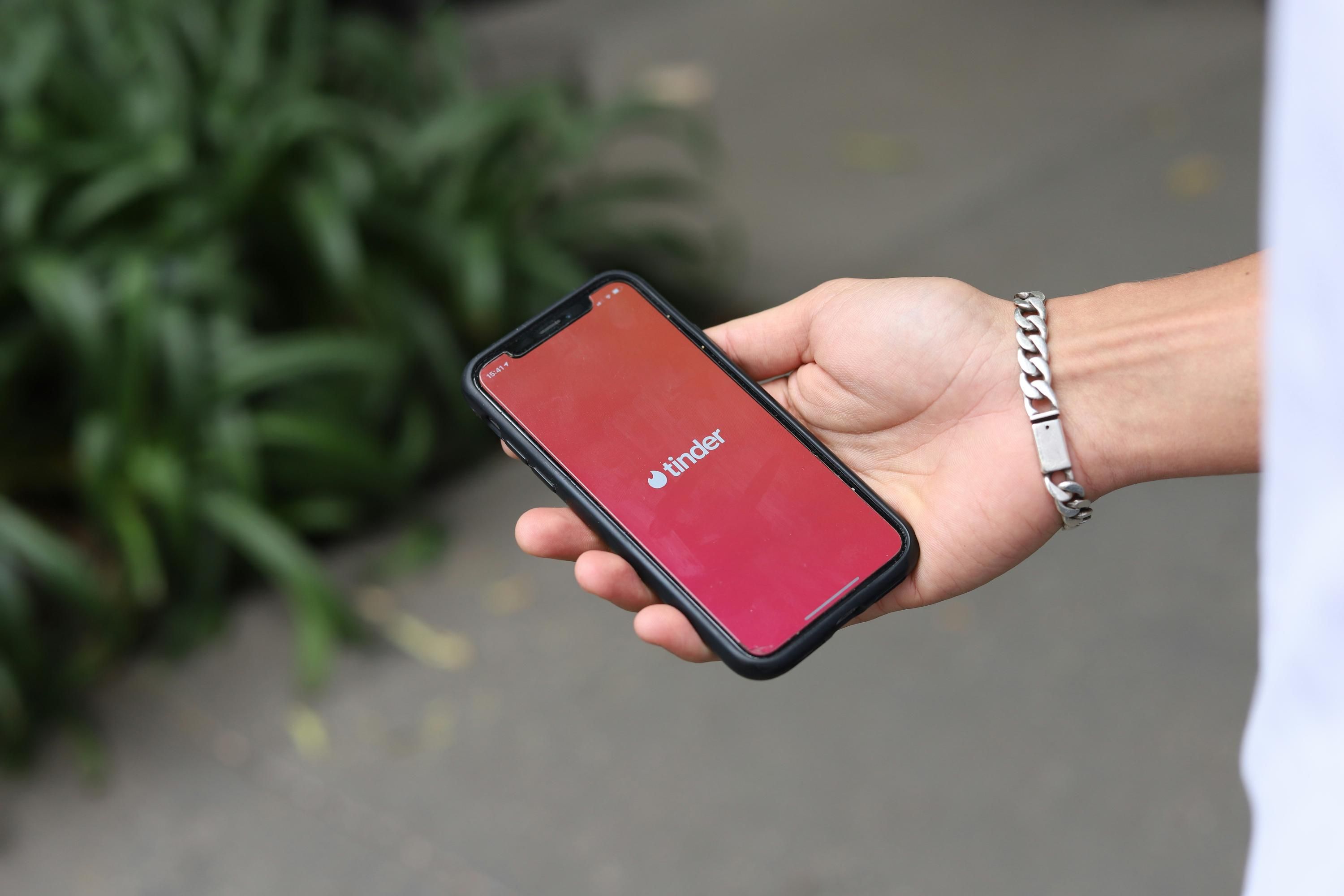 Tinder проверяет пользователей через сканирование глаз