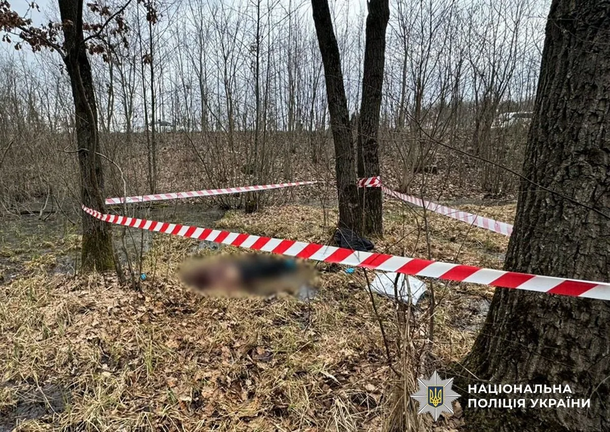 За інформацією правоохоронців, чоловіки отримали завдання вбити будь-якого військовослужбовця ЗСУ, за що їм пообіцяли винагороду у розмірі 30 тисяч гривень. Згодом, на початку лютого 2026 року, вони вирішили позбавити життя 26-річного жителя Коростишева, знаючи, що той проходить службу в лавах ЗСУ. Для реалізації плану молодший із них підмішав наркотичну речовину до горілки. Після цього вони запросили військового на спільне застілля та запропонували йому отруєний напій. Наступного дня чоловік помер.  Поліція змогла встановити зв'язок між вбивством військового у лютому 2026 року та російськими агентами / Фото нацполіції