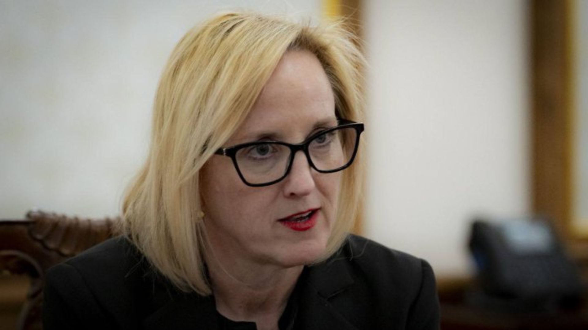 Девіс завершує дипломатичну кар’єру